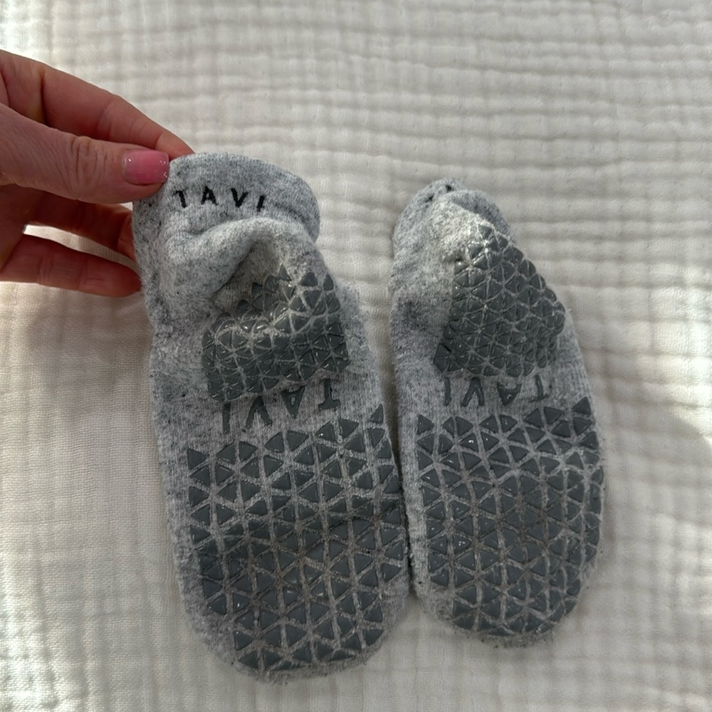 Tavi Heathered Grey Grip Socks